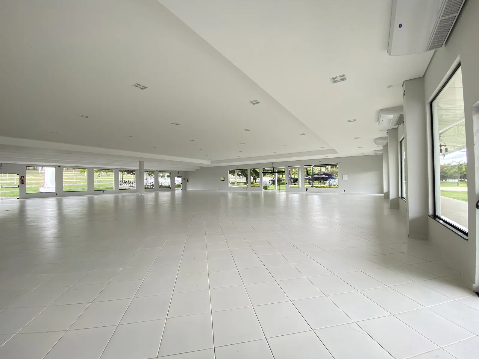 Salão interno amplo e envidraçado do Espaço T-33