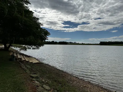 Águas do lago dos Fragas, o Tanque do Boi, sob céu de nuvens