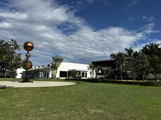 Monumento Del Fiol de esferas de cobre ao lado do jato T-33 em exposição