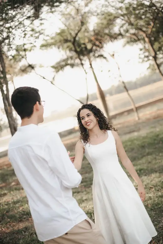 Casal em ensaio pré-wedding entre as árvores da Fazenda