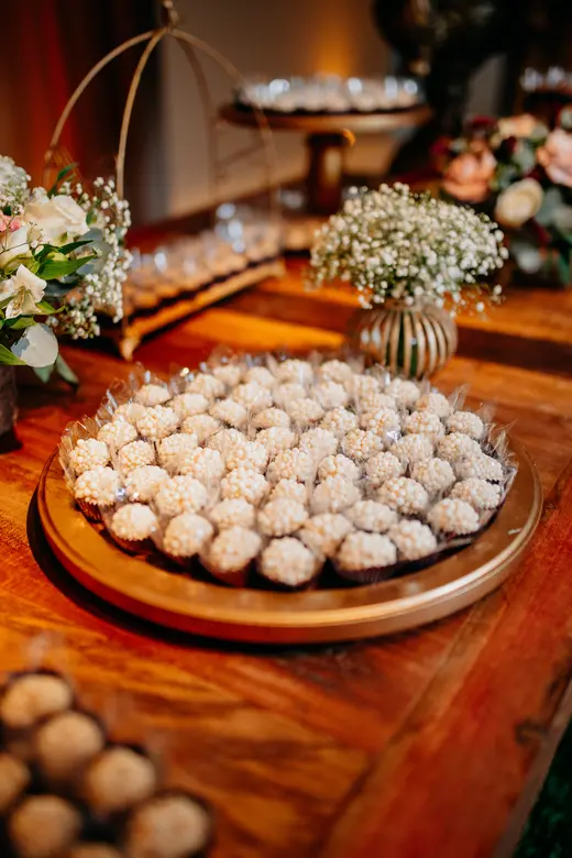 Mesa posta de casamento com flores e pratos decorados